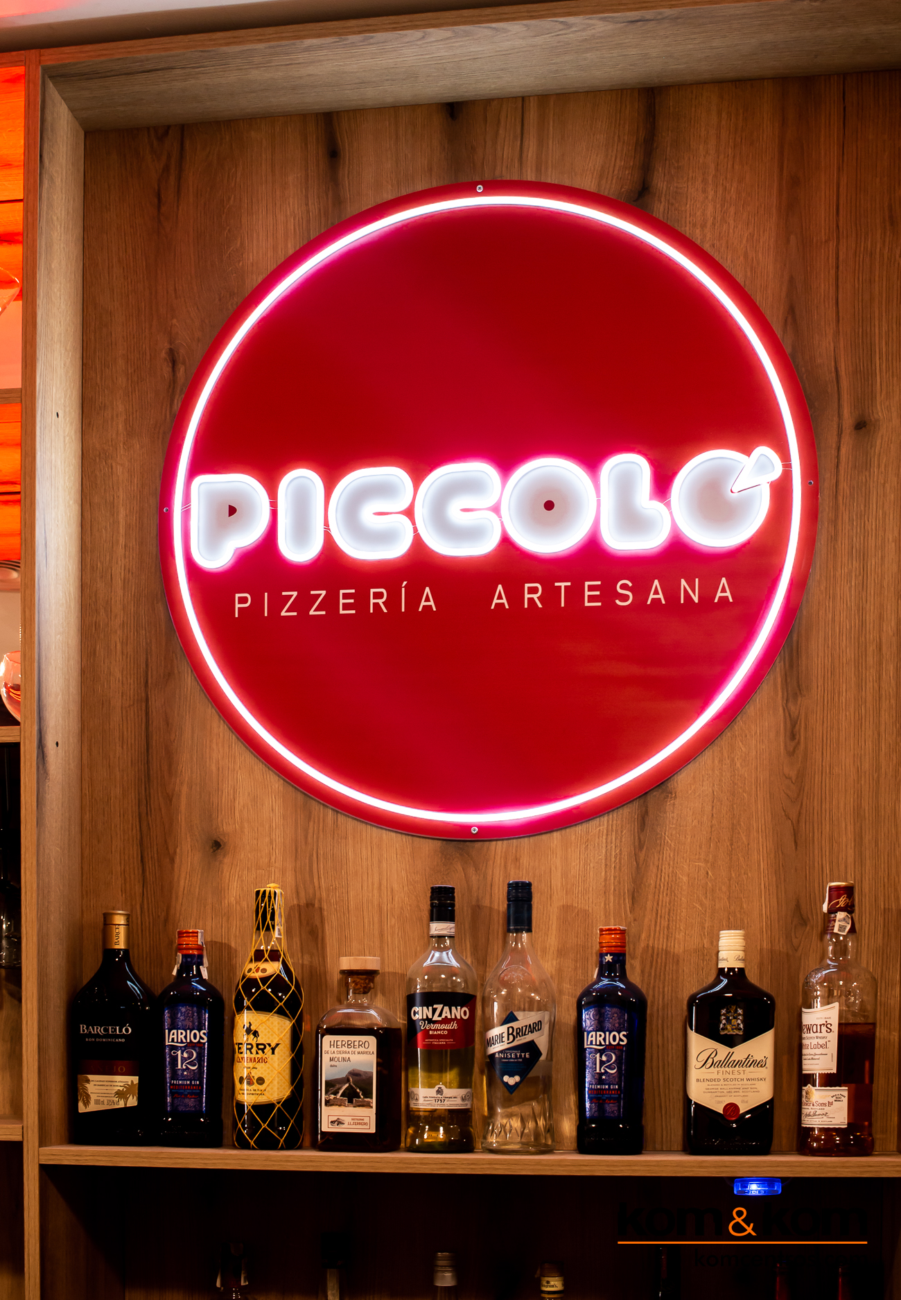 Logotipo luminoso en Botellero de la pizzería Piccolo de Yecla. Kom&Kom